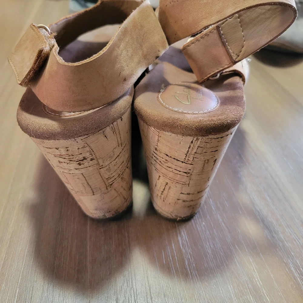 Clark's women Size 10 wedge tan